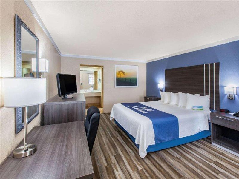 Days Inn & Suites By Wyndham Braunig Lake Elmendorf Eksteriør billede