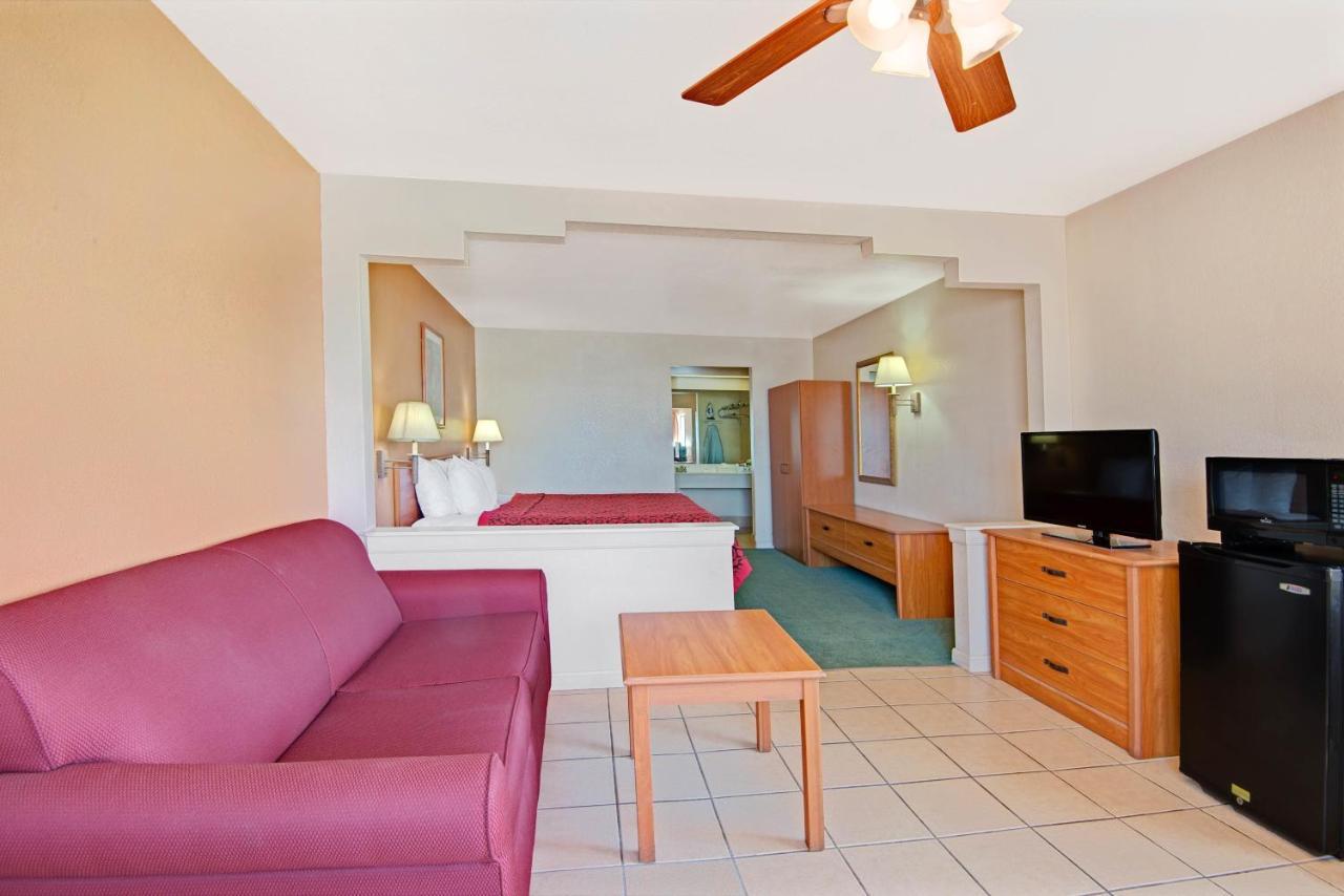 Days Inn & Suites By Wyndham Braunig Lake Elmendorf Værelse billede