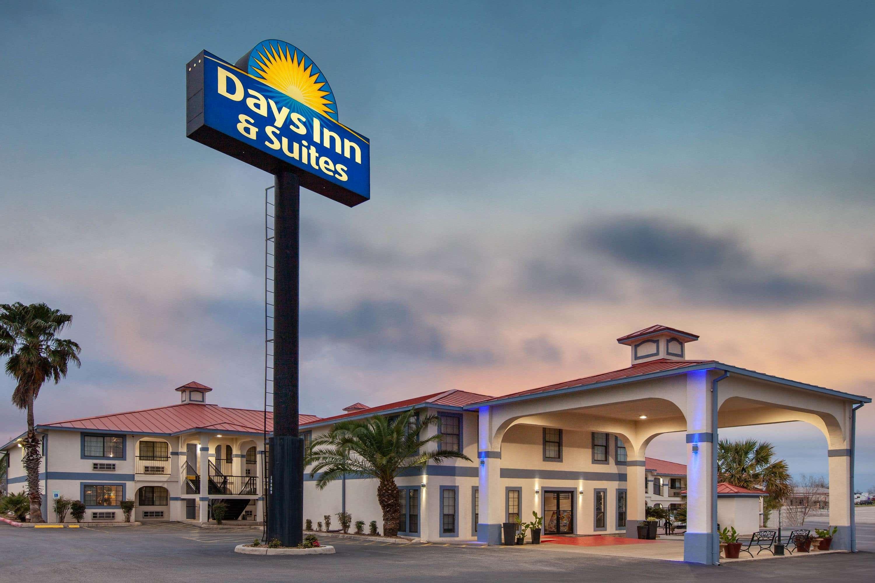 Days Inn & Suites By Wyndham Braunig Lake Elmendorf Eksteriør billede